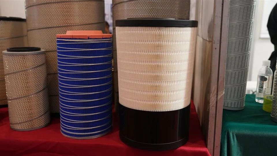 Filtr powietrza do pojazdów ciężarowych o dużej ładowności Metalowe części zamienne Sprzęt maszynowy P628203 11K9-21320 11K9-21310 Nowy używany Niestandardowy